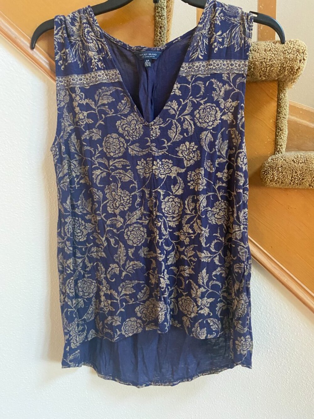 Lucky Brand navy / golden brown floral tank v-neck sz S
